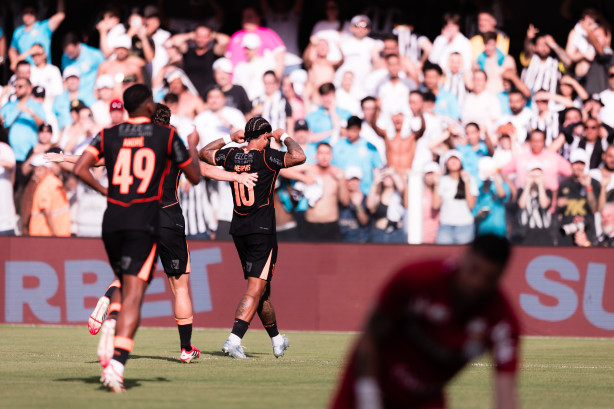 Memphis Depay marca, mas Corinthians fica no empate